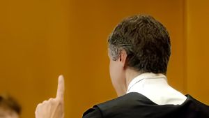 Maltratta e abusa delle figlie: condannato