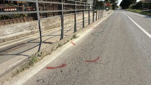 Travolge mamma e figlio di 7 anni, scappa e perde la targa: arrestato 47enne positivo all’alcoltest