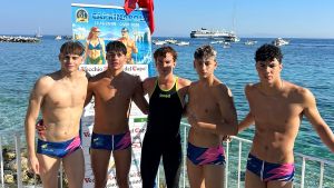 Hanno coperto ben 36 chilometri in una delle sfide più affascinanti. Team Marche, bracciate di gloria in acque libere. Cinque nuotatori vincono la Capri-Napoli