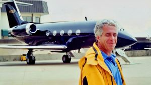 Epstein, il volo in Riviera. Parte la caccia ai testimoni: “Chi ricorda qualcosa, si faccia avanti”