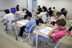 Canicule : Des lycées passent leur oral du bac de français dans le parking souterrain de leur établissement