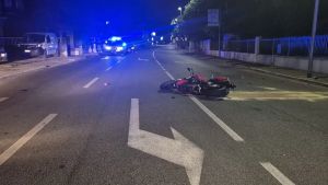 Scontro tra moto e auto nella notte a Monfalcone, i centauri a Cattinara in codice giallo