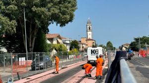 Ordinanza ignorata, al lavoro sotto il sole: a Padova studentati e tram non si fermano