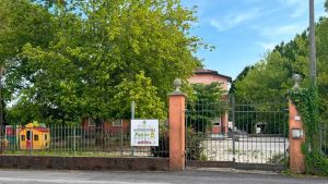 Asilo nido senza aria condizionata: i genitori portano i condizionatori da casa