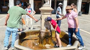 Allerta sanitaria per il caldo, rider e portuali i più esposti all’afa