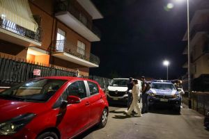 Madre, padre e bambina di 8 anni uccisi a coltellate: caccia al killer