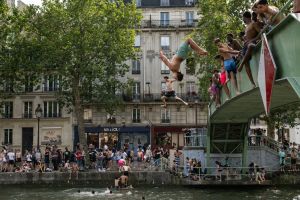 À Paris, le désarroi des baigneurs du canal Saint-Martin face à la canicule