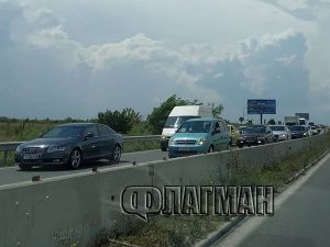 Внимание, шофьори! Ремонт свива пътя Бургас-Поморие в една лента, тапата е гарантирана