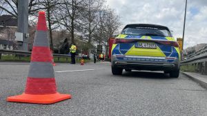Rettungshubschrauber fliegt, Auto kracht in Leitplanke, Motorradunfall – drei heikle Polizeieinsätze