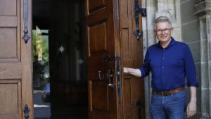 Flucht vor der Hitze: Pfarrer Bernd Walter lädt zum Arbeiten ins kühle Münster ein