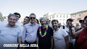 Sfila il Napoli Pride, in testa Fico e Manfredi. «Dedicato alla memoria di Mirko e Kety e contro le guerre»