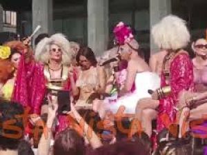 Elodie sul carro del Milano Pride per lei un look sexy con reggiseno di strass e occhiali da sole