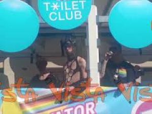 Bandiere arcobaleno, travestimenti colorati e tanti ventagli al corteo del Milano Pride
