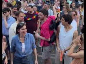Elly Schlein scatenata balla e canta in strada al Milano Pride