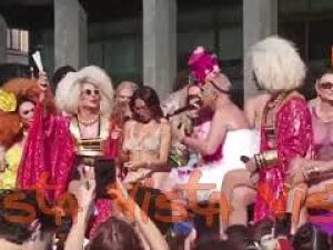 Sei una cantante, una ballerina sul cubo, un'icona. Complimenti per Elodie su carro del Milano Pride