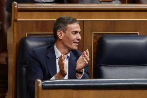 Quebrar el principio de la democracia parlamentaria y jalearlo con aplausos