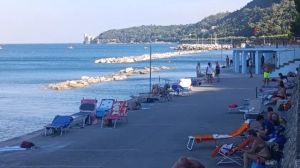 Barcola vive già all’alba alla ricerca di refrigerio contro caldo e caos