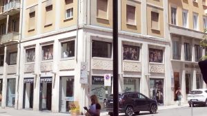 Corso Garibaldi, fiat lux. I nuovi arredi brillano e i lampioni si accendono. Ma gli incivili restano