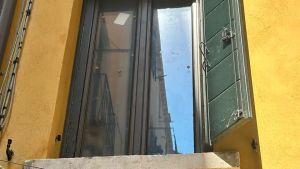 A Venezia crolla uno scuro in calle: turista salva per miracolo