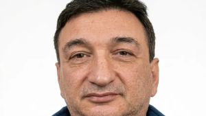 Morto dopo lo schianto in scooter contro l’auto: la vittima è un vigilantes di 53 anni, ecco chi era