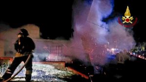 Casa avvolta dalla fiamme, paura per un incendio a Borghi