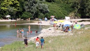 Muore nel Piave a 30 anni, ma a pochi metri c’è chi continua a fare il bagno