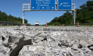 Vročinski zlom infrastrukture: vlaki stojijo, ceste pokajo, reaktorji se ustavljajo