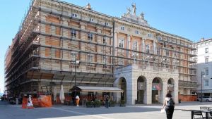 Il Teatro Verdi di Trieste ingabbiato dalle impalcature: da risistemare facciate e serramenti