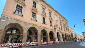 Pericolo di caduta calcinacci: recintato il palazzo del Bo