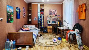 La cameretta di Artem rapito dai russi e l’installazione che denuncia l’invasione dell’Ucraina: Empty Beds, letti vuoti