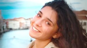 «Non sarà un addio»: girasoli e abiti colorati per il funerale di Eleonora, morta nello schianto a 22 anni