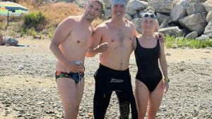 Carlo Pasqualetto e lo Stretto di Messina a nuoto: «Allenato con l’AI, ho battuto Beppe Grillo»
