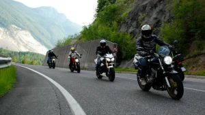 Motociclista esce di strada dopo il Vajont e precipita in una scarpata