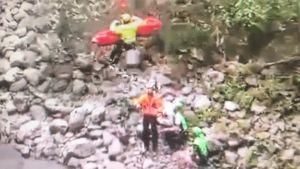 Sovramonte, scivola dal sentiero e finisce nel Rosna dopo un volo di 7 metri