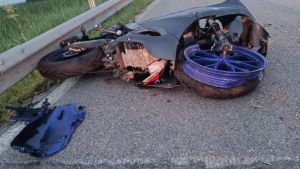 Grave incidente ad Aquileia, un motociclista è finito contro il guard-rail