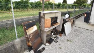 Bloccata nella cucina in fiamme: carabinieri salvano un’anziana
