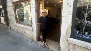 L’affitto va alle stelle: Monica Parrucchiera costretta a chiudere dopo 25 anni a Dorsoduro