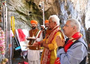 LG Sinha Performs Sacred ‘Pratham Puja’ at Holy Amarnath Cave; Seeks Divine Blessings for Peace
