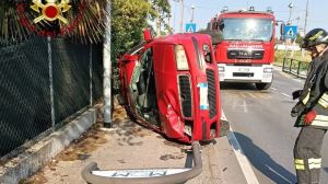 Fuori strada con l’auto, abbatte un palo della fermata del bus: incidente in viale Brigata marche