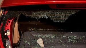 Un’altra auto danneggiata: residenti esasperati dai raid del vandalo seriale