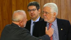 Randolfe Rodrigues foi chamado por Lula para acompanhar saída de Jaques Wagner