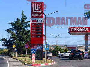 Цената на петрола се срина след месеци на блокада