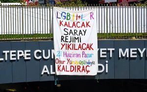 Sosyalistlerin Onur Yürüyüşü pankartına “Cumhurbaşkanına hakaret”ten adli kontrol tedbiri
