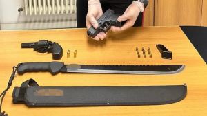 Pistole scacciacani e machete nascosti in auto: denunciato un 25enne