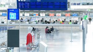 Flughafen Frankfurt versteigert Terminal-Mobiliar – sogar ein Kinderspielgerüst ist dabei