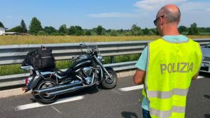 Perde il controllo della moto e si schianta: muore un centauro sulla A28