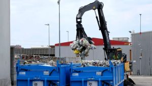 Emergenza plastica, la Regione convoca d’urgenza i gestori: «Subito nuovi spazi»
