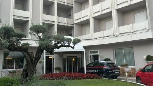 Tragedia all'Hotel Salus: imbianchino di 64 anni muore mentre lavora nel centro benessere