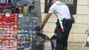 Venezia, prodotti irregolari sulla bancarella: sequestrati 580 articoli