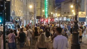 A Trieste Notte dei Saldi a ritmo di sirtaki: chiuse via Mazzini e corso Italia
